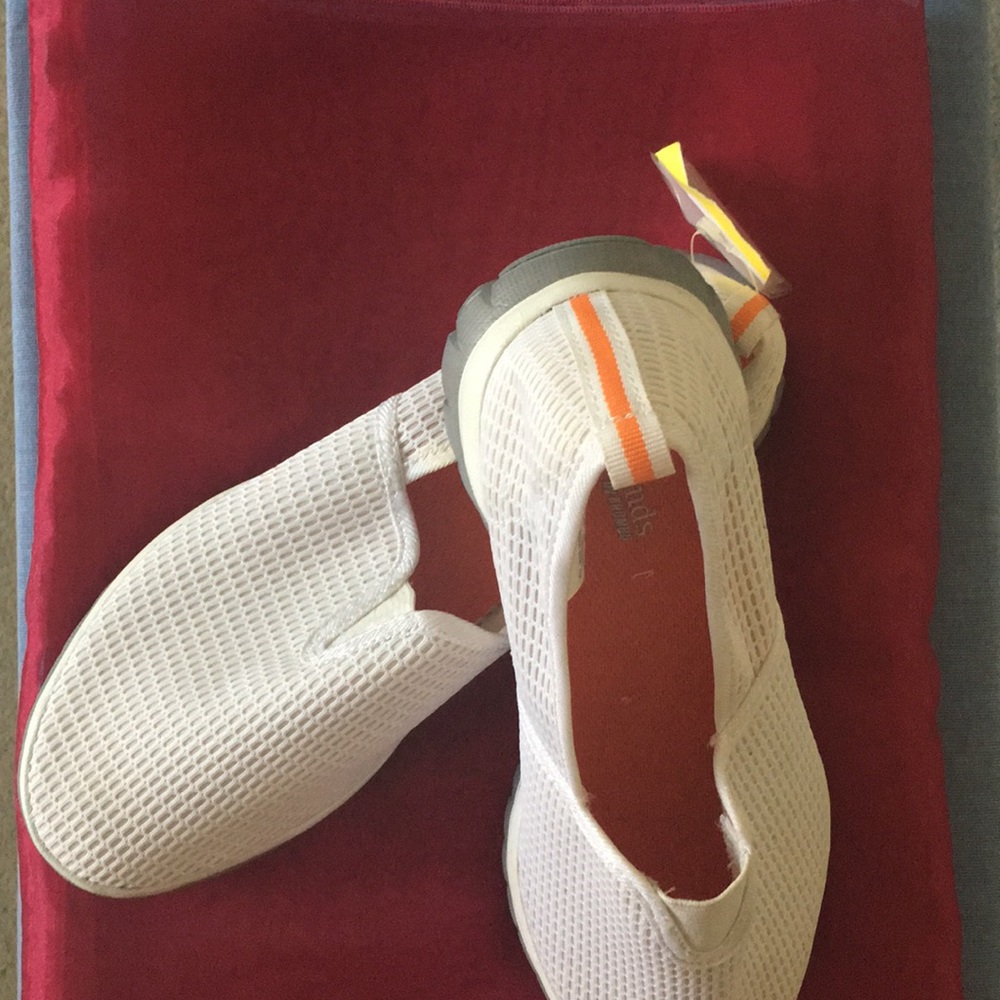 Khombu Weekenders white casual slip on’s